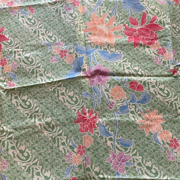 2 yards printed batik fabric/sarong, pale green w/floral print - Picture 2 of 9